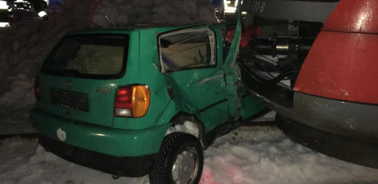 Heute.at - Pkw von Zug erfasst und 35 Meter mitgeschleift