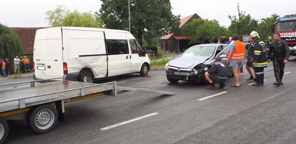 Crash im Kreuzungsbereich: Kleinlaster stieß gegen Pkw. 