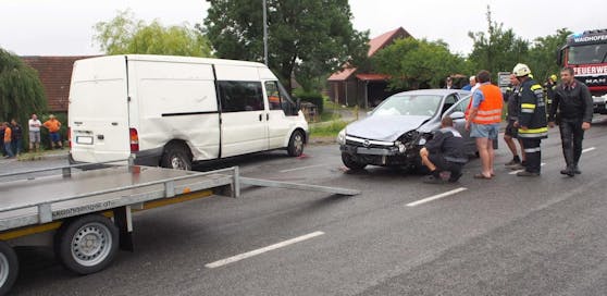 Crash im Kreuzungsbereich: Kleinlaster stieß gegen Pkw.