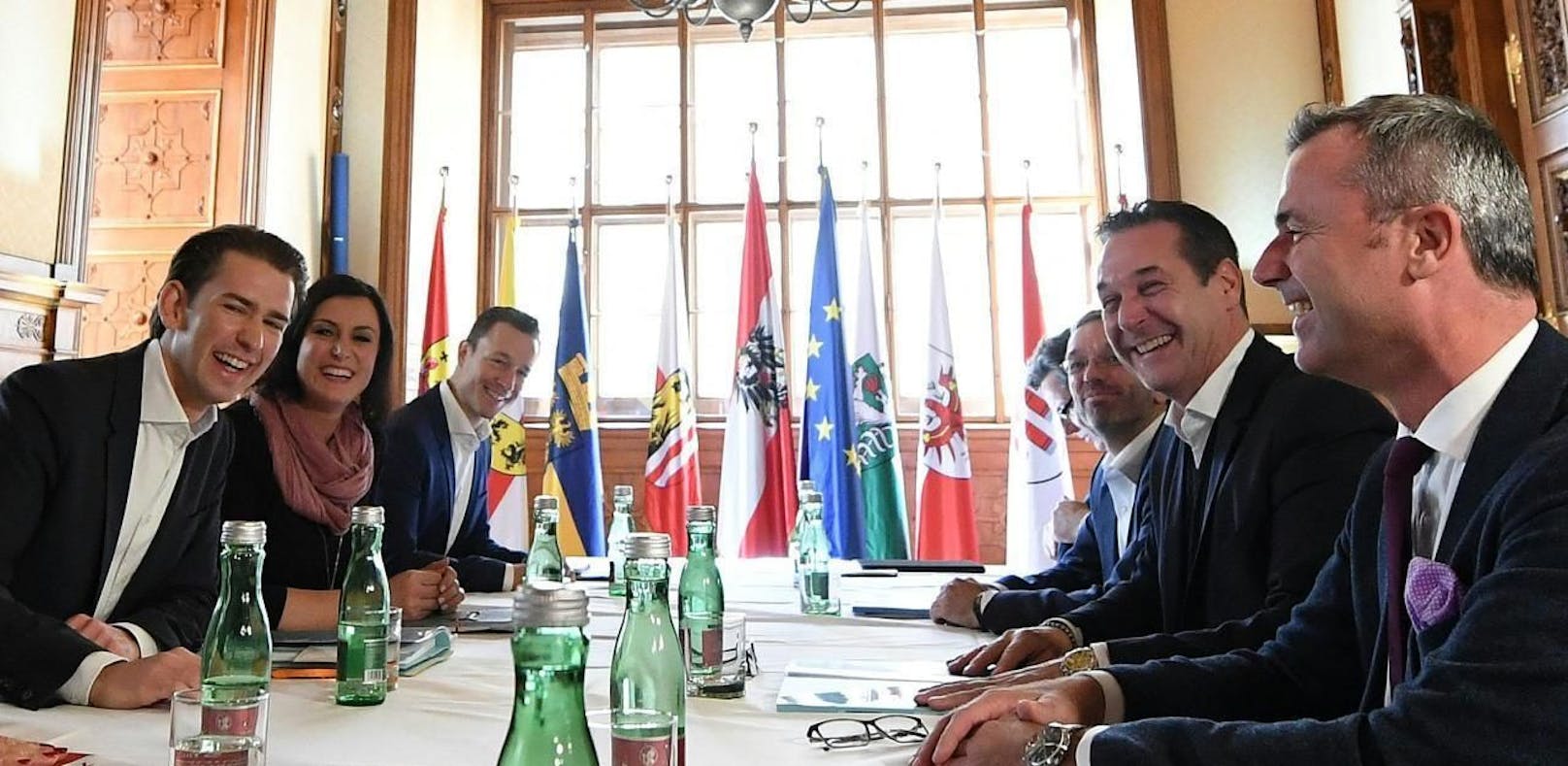 (v.l.) Sebastian Kurz (ÖVP), Elisabeth Köstinger (ÖVP) und Gernot Blümel (ÖVP) sowie Norbert Nemeth (FPÖ), Herbert Kickl (FPÖ), Heinz Christian Strache (FPÖ) im Rahmen der ersten Runde von Koalitionsverhandlungen zwischen ÖVP und FPÖ am Mittwoch, 25. Oktober 2017, in Wien.