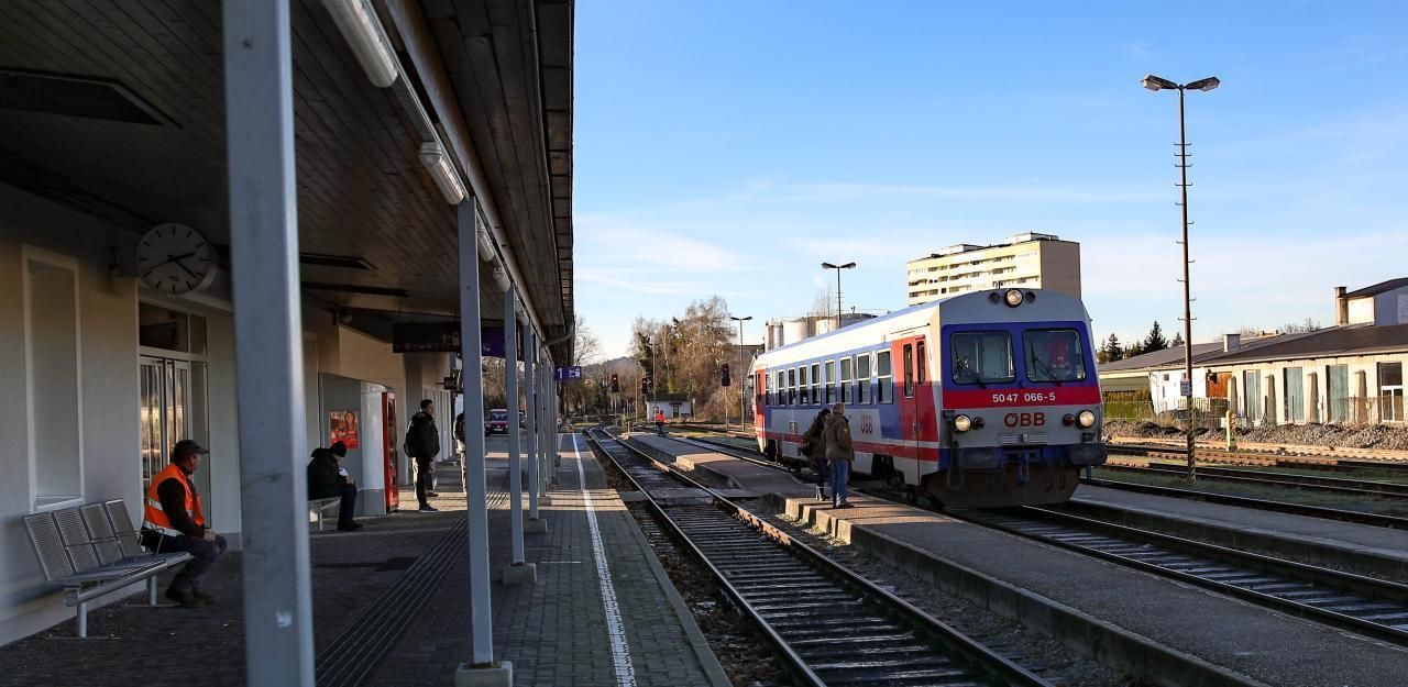 Heute.at - Stummes Mädchen vor Zug von Gleisen gerettet