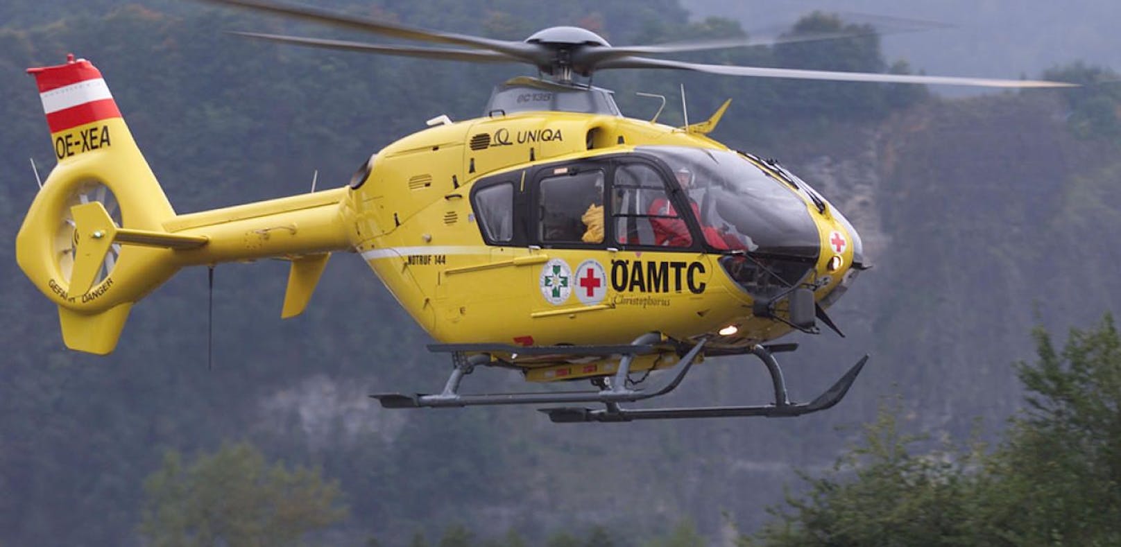 Ein Notarzthelikopter flog den Verletzten ins Klinkum.