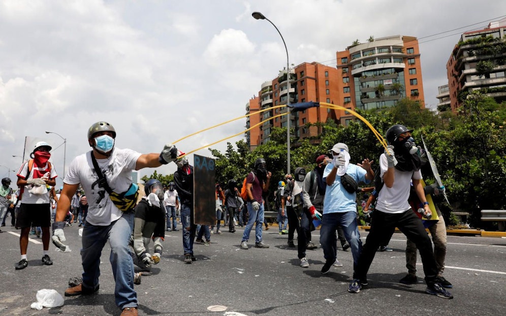Die Rebellen gerifen jetzt mit Kot-Schleudern an. 