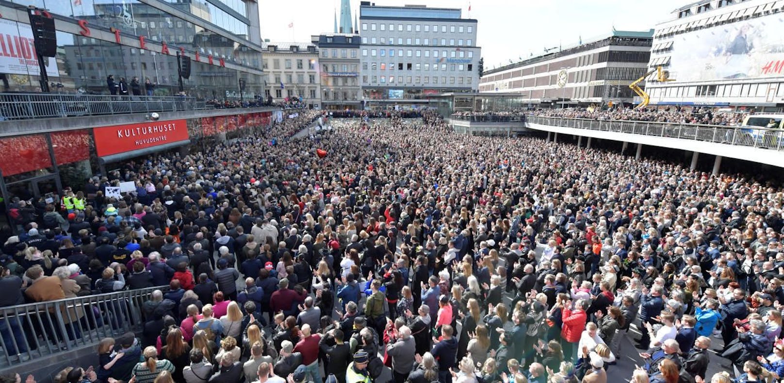Tausende Schweden setzen Zeichen gegen Hass