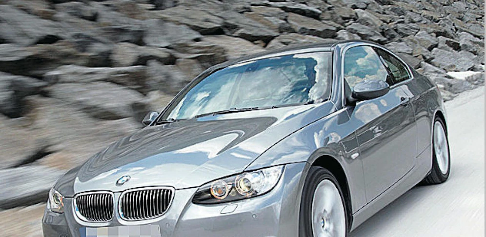 So schön war mal der BMW in St. Valentin: Jetzt wurde er durch ein Hakenkreuz entstellt.