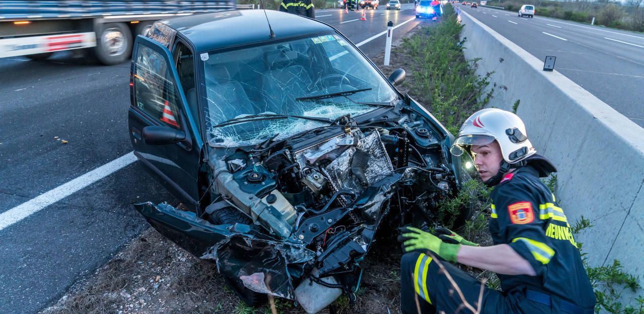 Heute.at - Auto krachte auf der A2 in Sattelschlepper