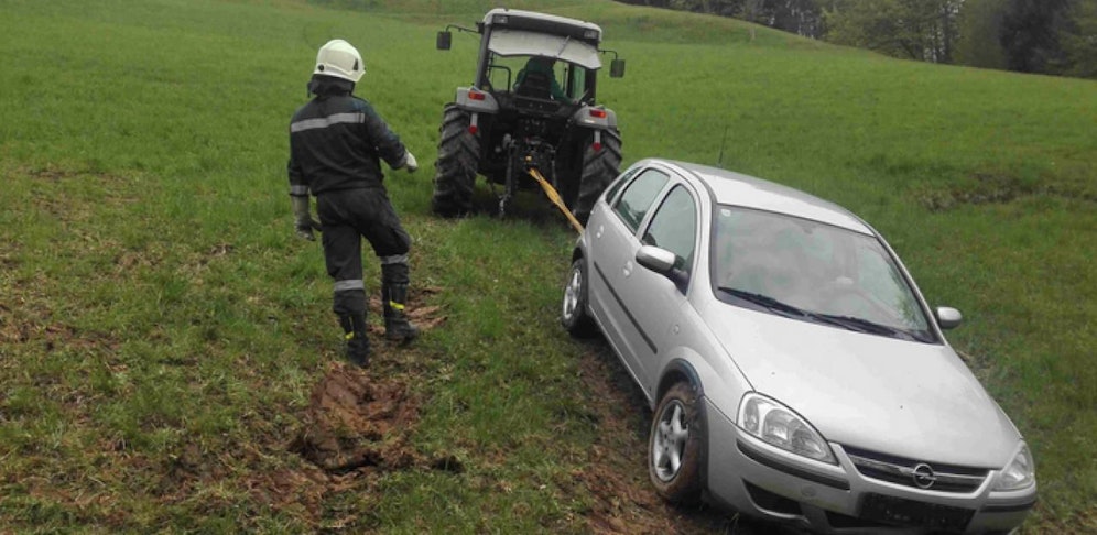 Mit einem Traktor wurde der Wagen geborgen.