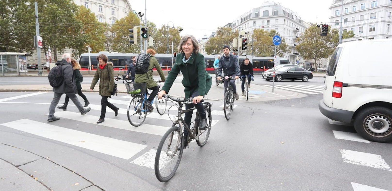 Birgit Hebein will Straßen für Fußgänger und Radfahrer öffnen.