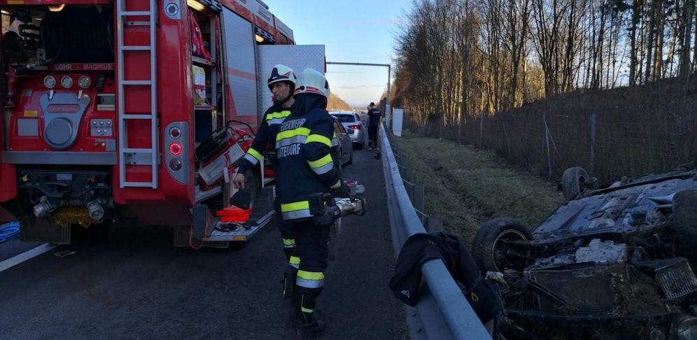 Der Wagen kam schließlich auf dem Dach liegend zum Stillstand.