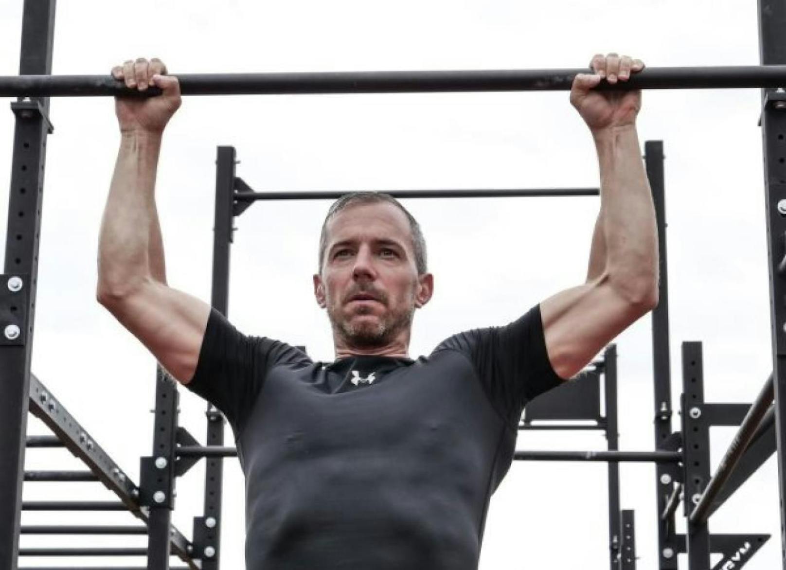 Ab ins Freie: Jonas Caflisch zeigt, wie Sie mit wenigen Übungen den ganzen Körper trainieren.