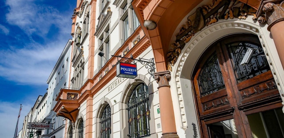 Ein Mitarbeiter der Stadtpolizei Braunau steht im Verdacht des Amtsmissbrauchs. Er soll einen Einbruchsversuch Ende Jänner nicht aufgenommen haben. 