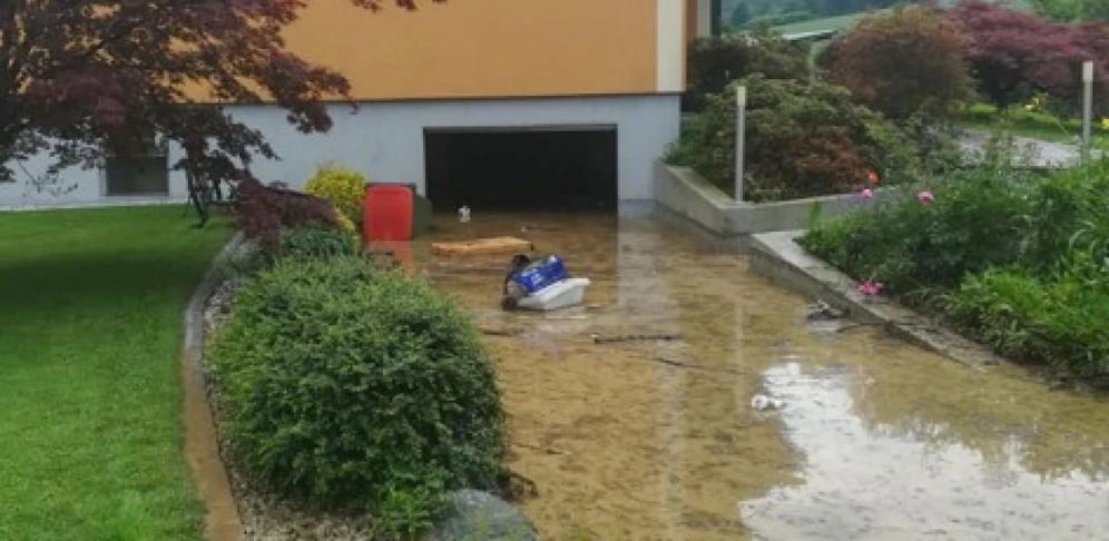 Häuser wurden massiv unter Wasser gesetzt.