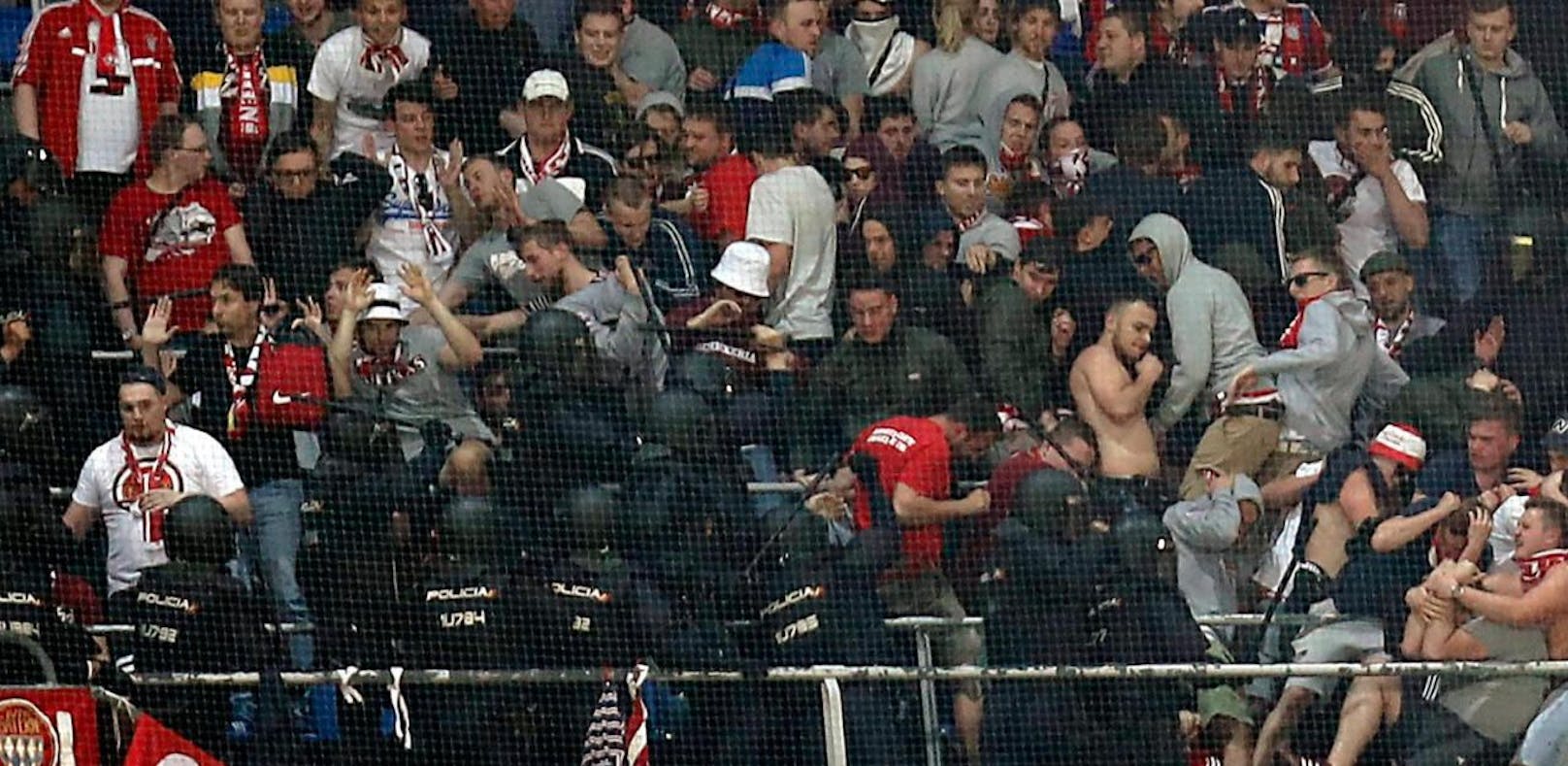 Polizei prügelt Bayern-Fans
