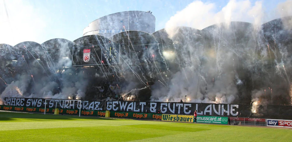 "10 Jahre SWS - Sturm Graz, Gewalt und Gute Laune" - teilten Sturm-Fans gegen die Austria per Spruchband mit. 