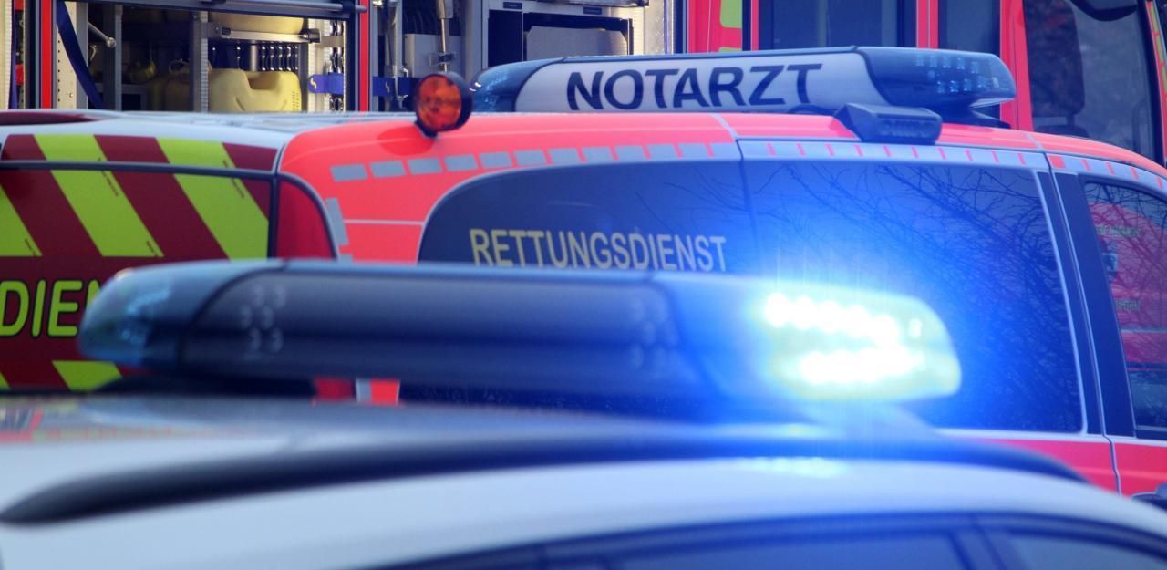 Heute.at - Motorrad schießt Pkw von der Straße – Biker tot