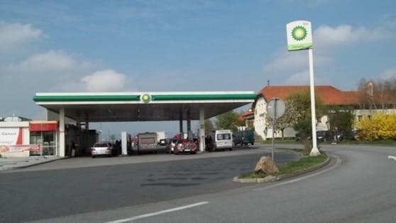 Die Unbekannten lockten einer Mitarbeiterin der Tankstelle Bitcoin-Bons im Wert von 700 Euro heraus.
