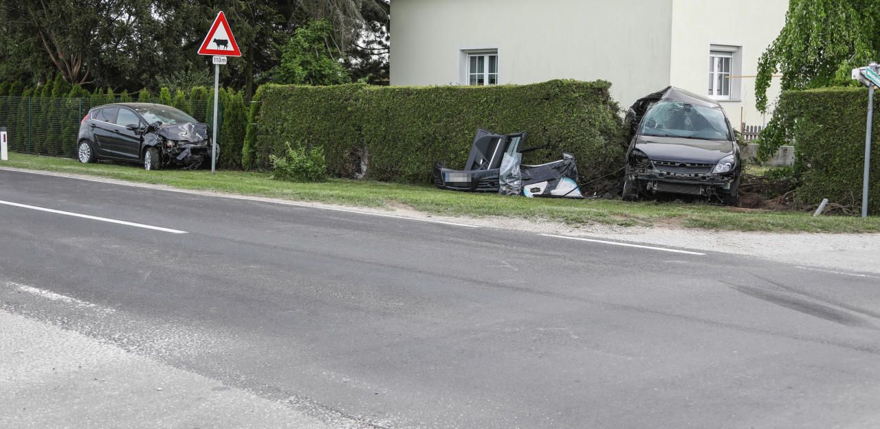 Heute.at - Auto nach Frontalcrash in Garten geschleudert