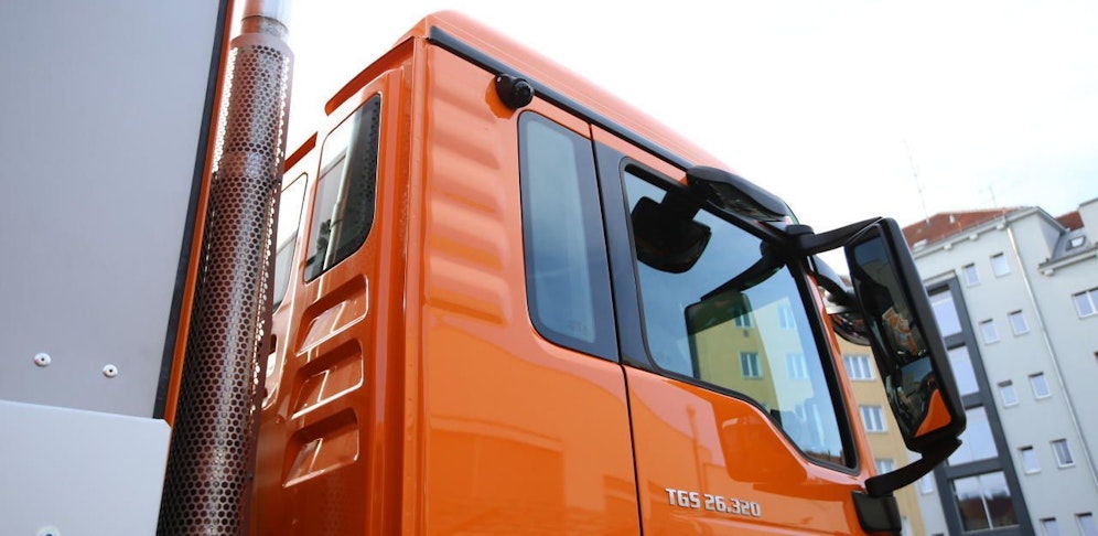 Ein LKW-Kraftfahrer wurde laut Angaben der Polizei von seinem Chef zusammengeschlagen und bedroht.