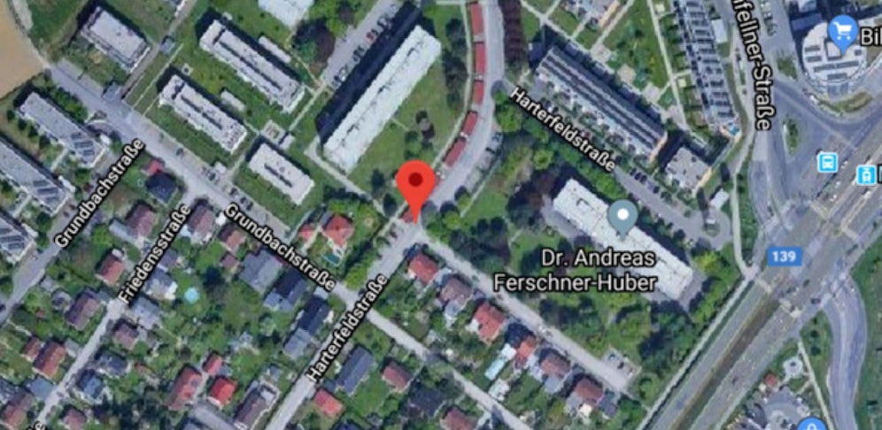 In der Harterfeldstraße wurde eine 72-jährige Frau vom Paketauto erfasst und mitgeschleift. Sie verstarb noch an Ort und Stelle. 