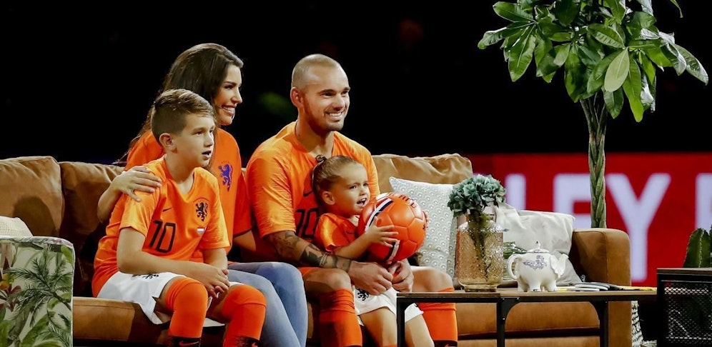 Wesley Sneijder und seine Familie wurde zum Abschied in der Mitte der Johan-Cruyff-Arena ein eigenes "Wohnzimmer" errichtet.