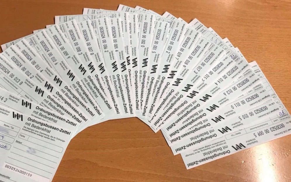 Ein Radfahrer wurde 27-mal geblitzt, weil er Rotlichter überfuhr. Dem Blitzer zeigte er zudem den Mittelfinger.