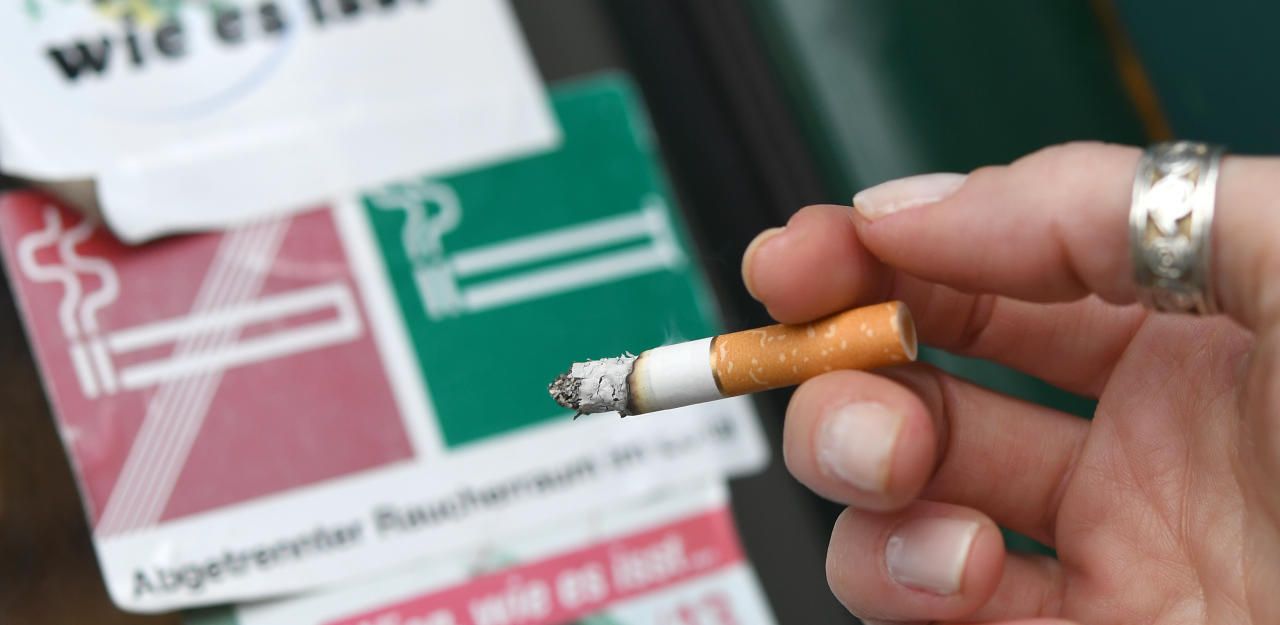 Die Zigarette schadet offenbar nicht nur den Menschen, sondern auch der Wirtschaft.