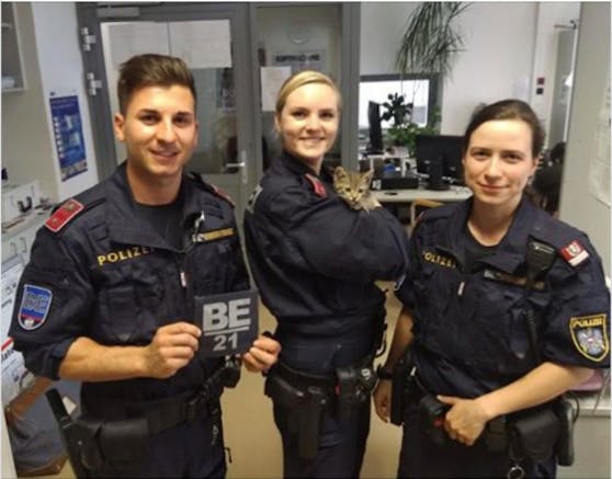 Die Polizisten Christoph P., Anna W. und Bianca M. (v.l.n.r.) retteten die ausgehungerte Samtpfote aus ihrer mißlichen Lage.
