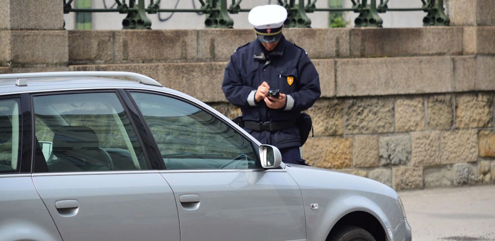 Ein 23-jähriger BMW-Fahrer bedrohte einen Parksheriff