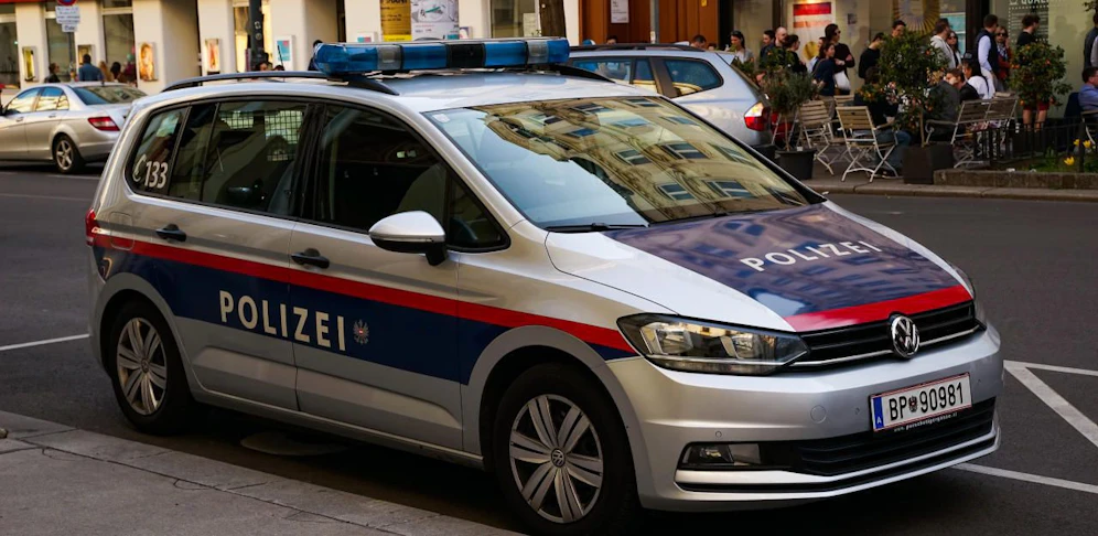 Die Beamten nahmen schließlich den Mann und die Frau fest. 