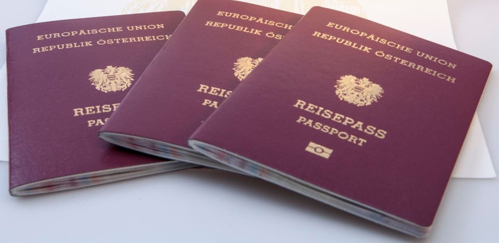 Reisepässe der Republik Österreich auf einem Tisch. Symbolfoto.