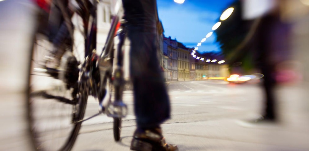 Ein Radler kollidierte mit einem Pkw. Er liegt schwer verletzt im Spital. (Symbolfoto)