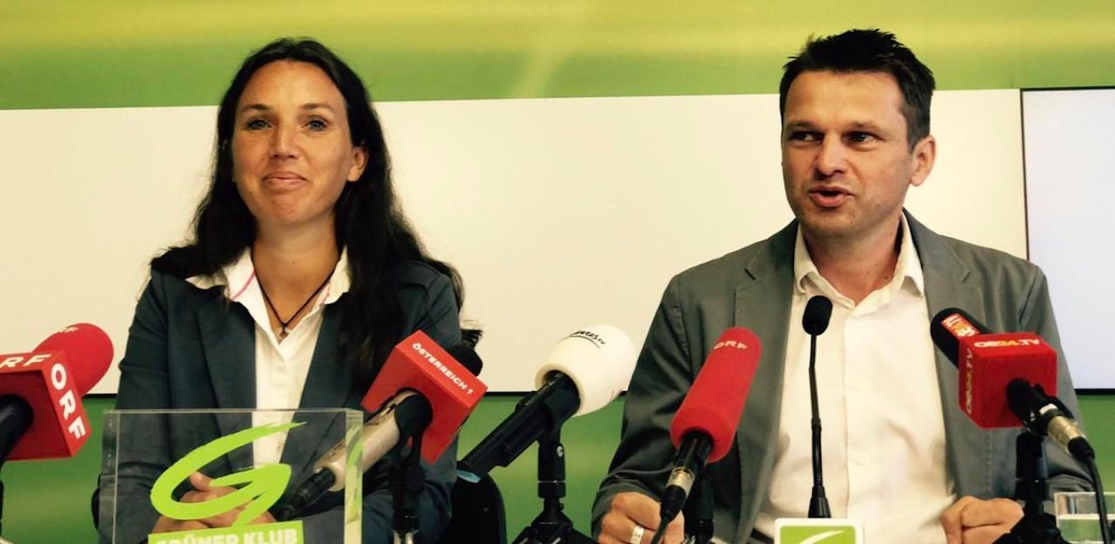 Grüner Klubchef Albert Steinhauser stellt neue Kandidatin Ulli Fischer vor. 