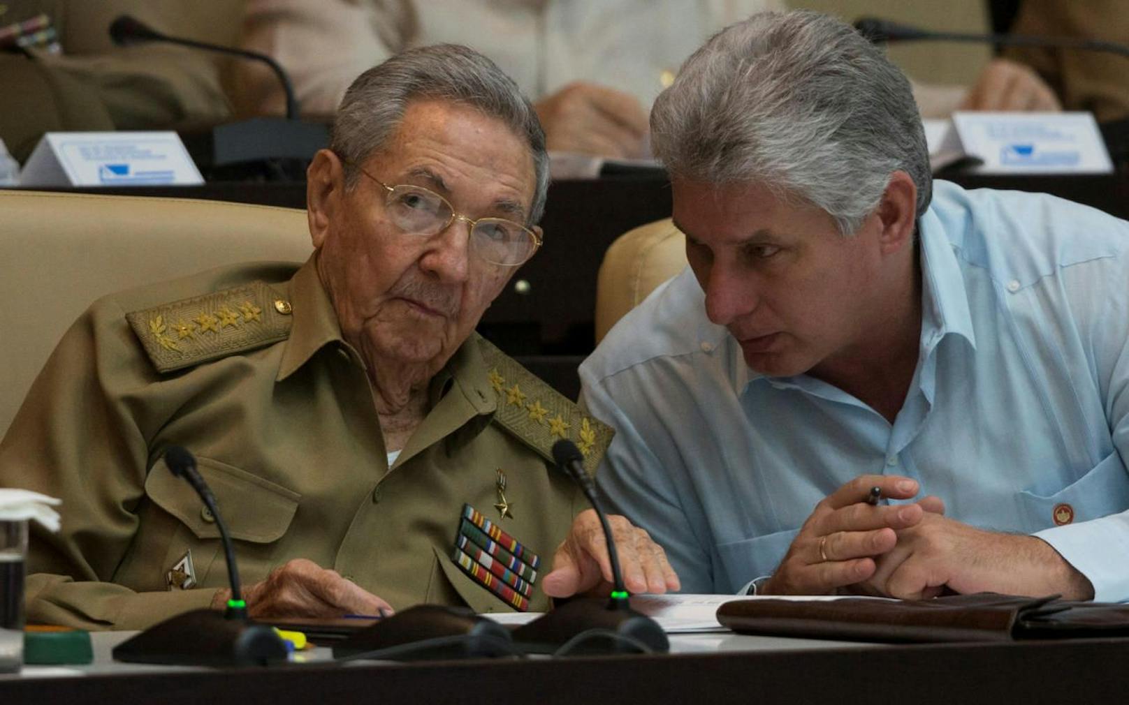 Raul Castro (l.) hat das Präsidentenamt an seinen bisherigen Ersten Vizepräsidenten Miguel Diaz-Canel übergeben.
