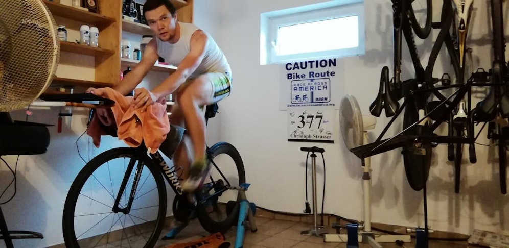 Extremradler Christoph Strasser im Homeoffice in seinem Keller: "Hier trainiere ich 400 Stunden im Jahr."