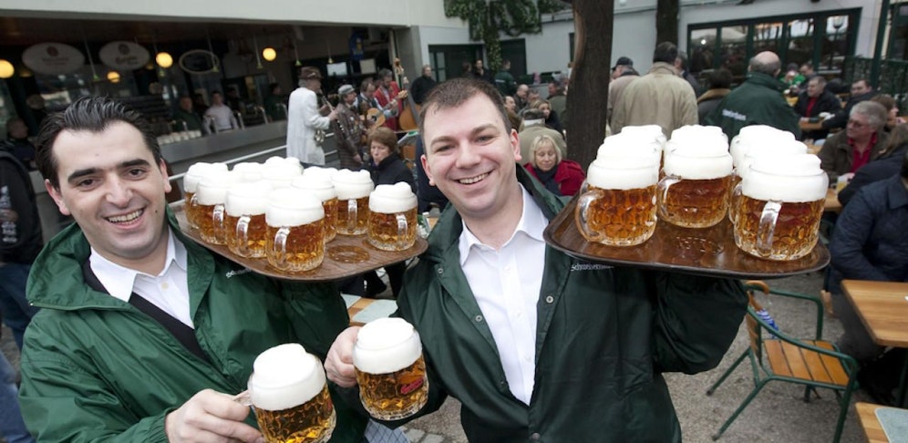 Saisonschluss-Party im legendären Wiener Schweizerhaus.