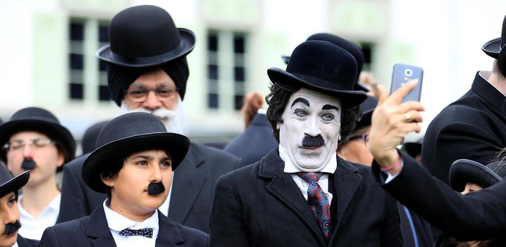 Weltrekord: 662 Charlie Chaplins trafen sich