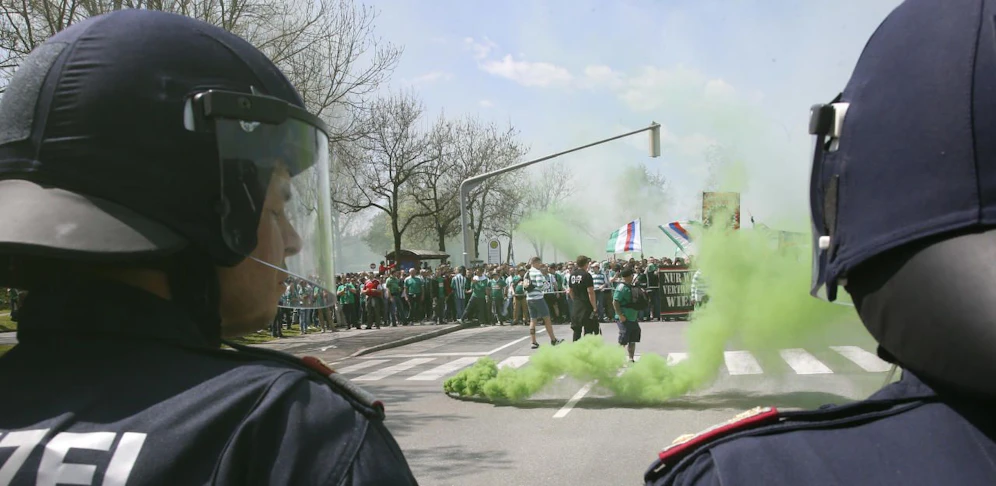 Im Zuge eines Fanmarsches hat ein 21-Jähriger einen Schneeball in Richtung Polizei geworfen. (Im Bild eine Aufnahme vom Cup-Finale 2019 aus Klagenfurt)