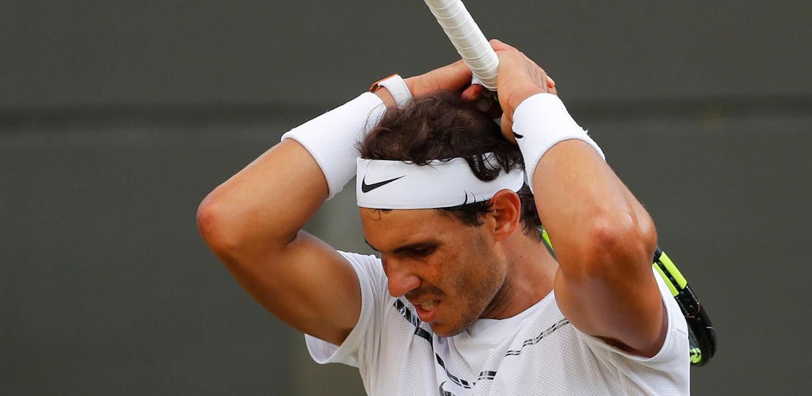 Rafael Nadal kann es nicht fassen. Der Spanier scheitert in Wimbledon am Sensationsmann Gilles Muller. 