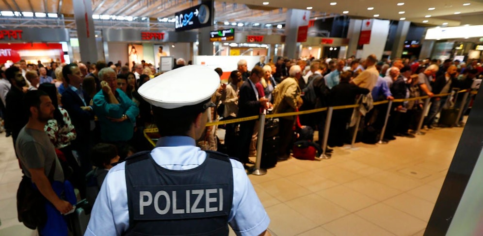 Die Polizei kontrollierte am Flughafen Eltern mit schulpflichtigen Kindern. Foto: Archivbild