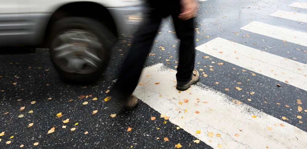 Der Mann wurde vom Auto erfasst und zu Boden geschleudert.