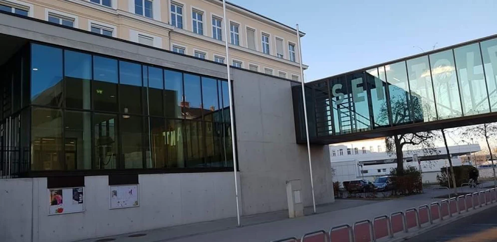 BRG-Schwechat: Ein Pädagoge wurde im November wegen des Verdachtes der sexuellen Nötigung von der Polizei mitgenommen. 