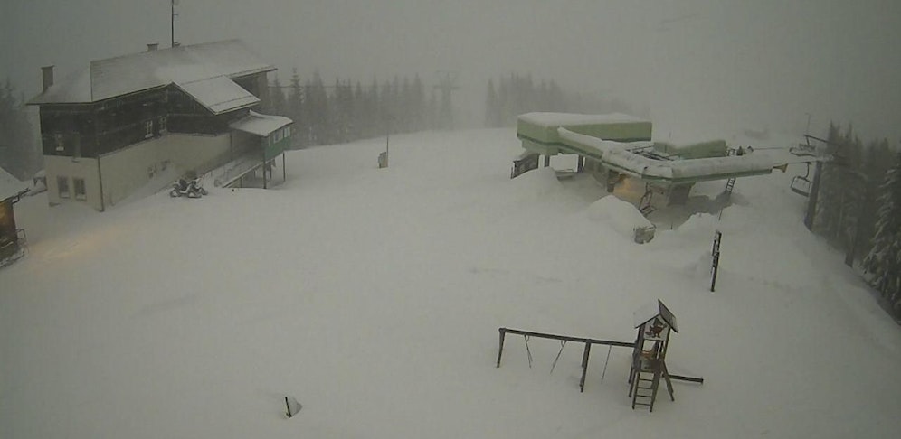Mariazeller Bürgeralpe: Blick vom Berggasthof auf die Bergstation der Seilschwebebahn.