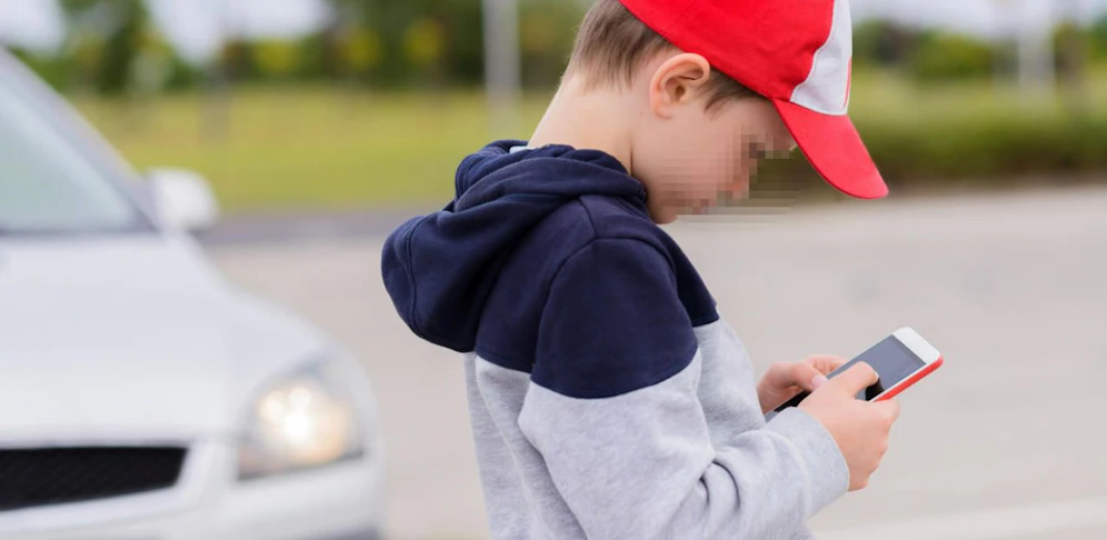 Der Bub achtete nicht auf den Verkehr und wurde von einem Pkw erfasst