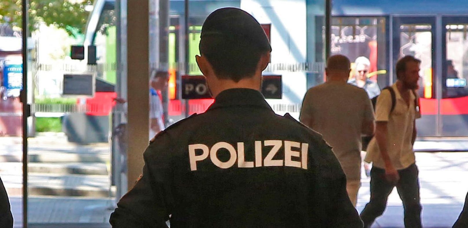 Ein 35-Jähriger Beamter aus Wien stellte sich in Graz in den Dienst und überwältigte einen tobenden Mann.  