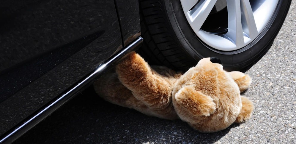 Das Kind wurde von dem Auto überrollt und schwer verletzt (Symbolbild)