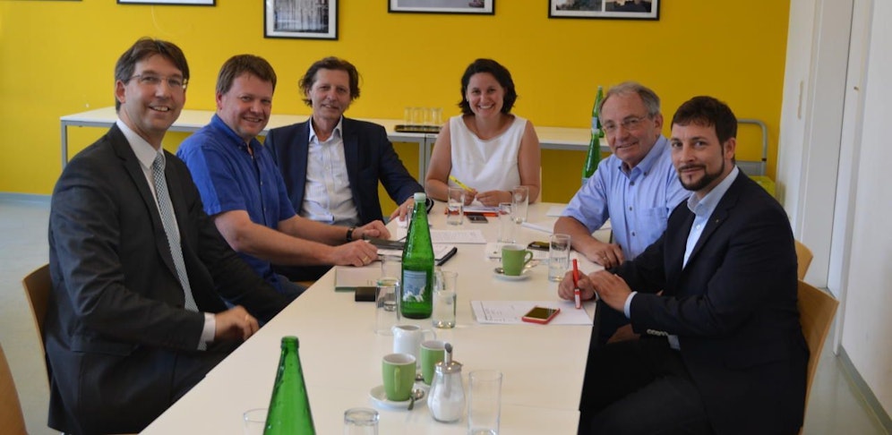 Bezirkschefs trafen sich zum Thema Anrainerparken, am Dienstag fand der Runde Tisch mit Vizebürgermeisterin Maria Vassilakou (G) statt. Auf Initiative der Bezirksvorsteherin der Josefstadt, Veronika Mickel-Göttfert (VP, Mitte), trafen sich im Vorfeld des Termins die Bezirksvorsteher Markus Figl (City, VP), Leopold Plasch (Wieden, SP), Markus Rumelhart (Mariahilf, SP), Thomas Blimlinger (Neubau, Grüne) und der Vorsitzende der Verkehrskommission Christian Kaizar (für den 9. Bezirk).