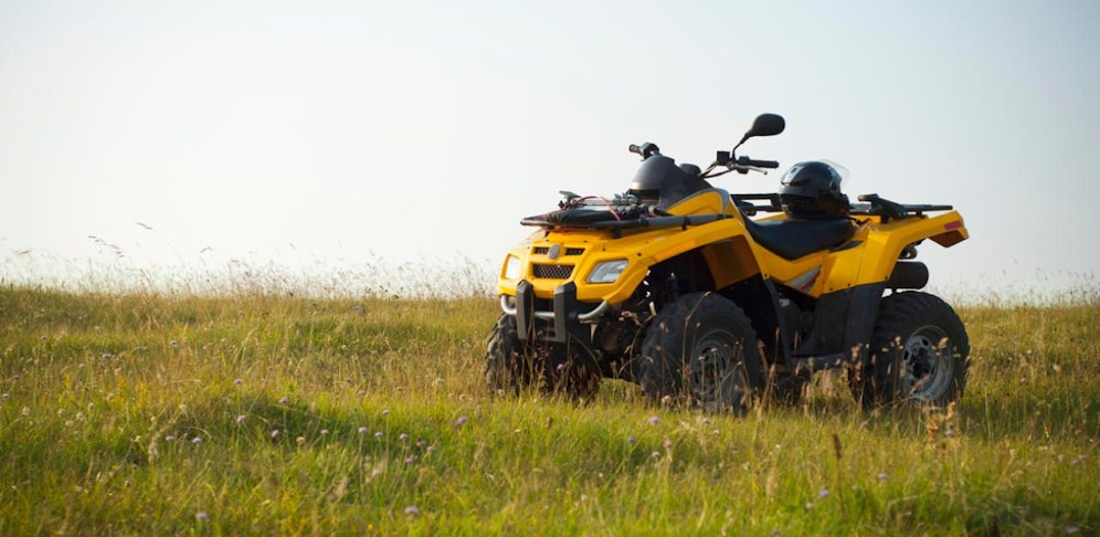 Der Bub geriet in die Kette des Quads.