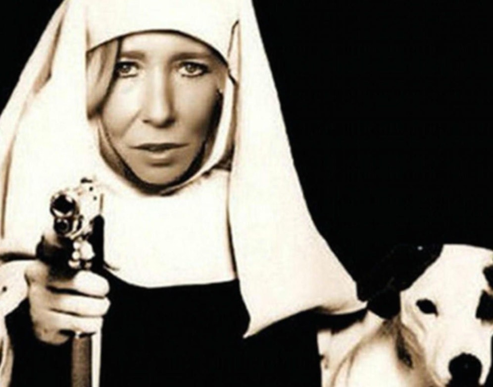 Sie ließ sich wie ein Popstar ablichten: Sally Jones (50) alias "Weiße Witwe" rekrutierte und kämpfte aber für den IS. Jetzt tötete sie eine US-Drohne. 