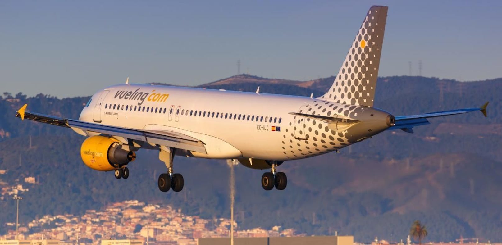 (Symbolbild) Ein Airbus A320 der Fluglinie Vueling am Flughafen von Barcelona.
