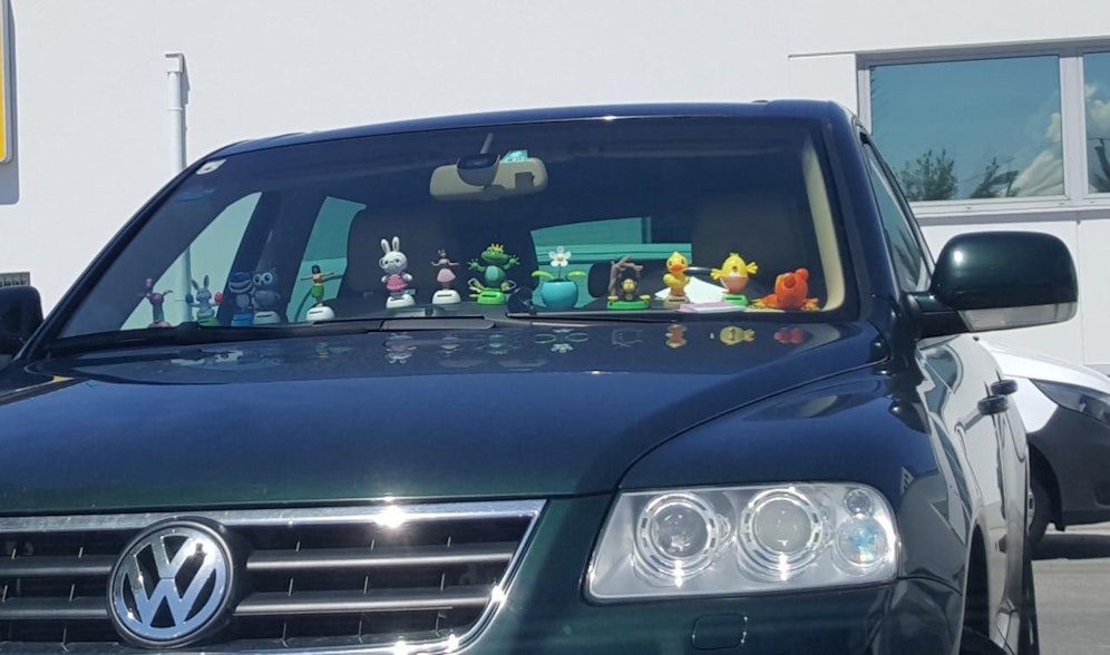 Puppen-Parade am Armaturenbrett